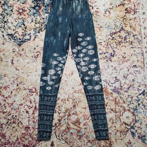Sold - Onzie Yoga High Waisted Lucky Eye Graphic Leggings Size XS - Picture 2 of 10